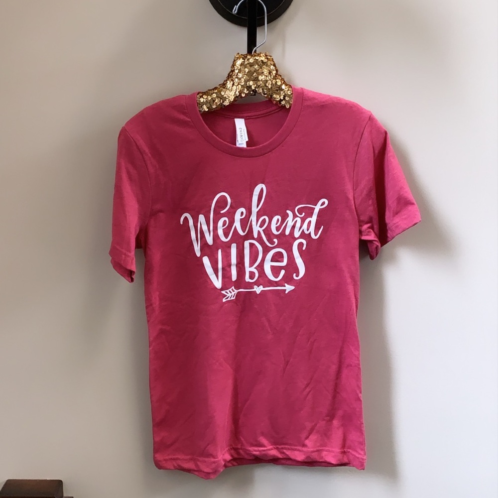 🌻”Weekend Vibes” Super Soft Graphic Tee